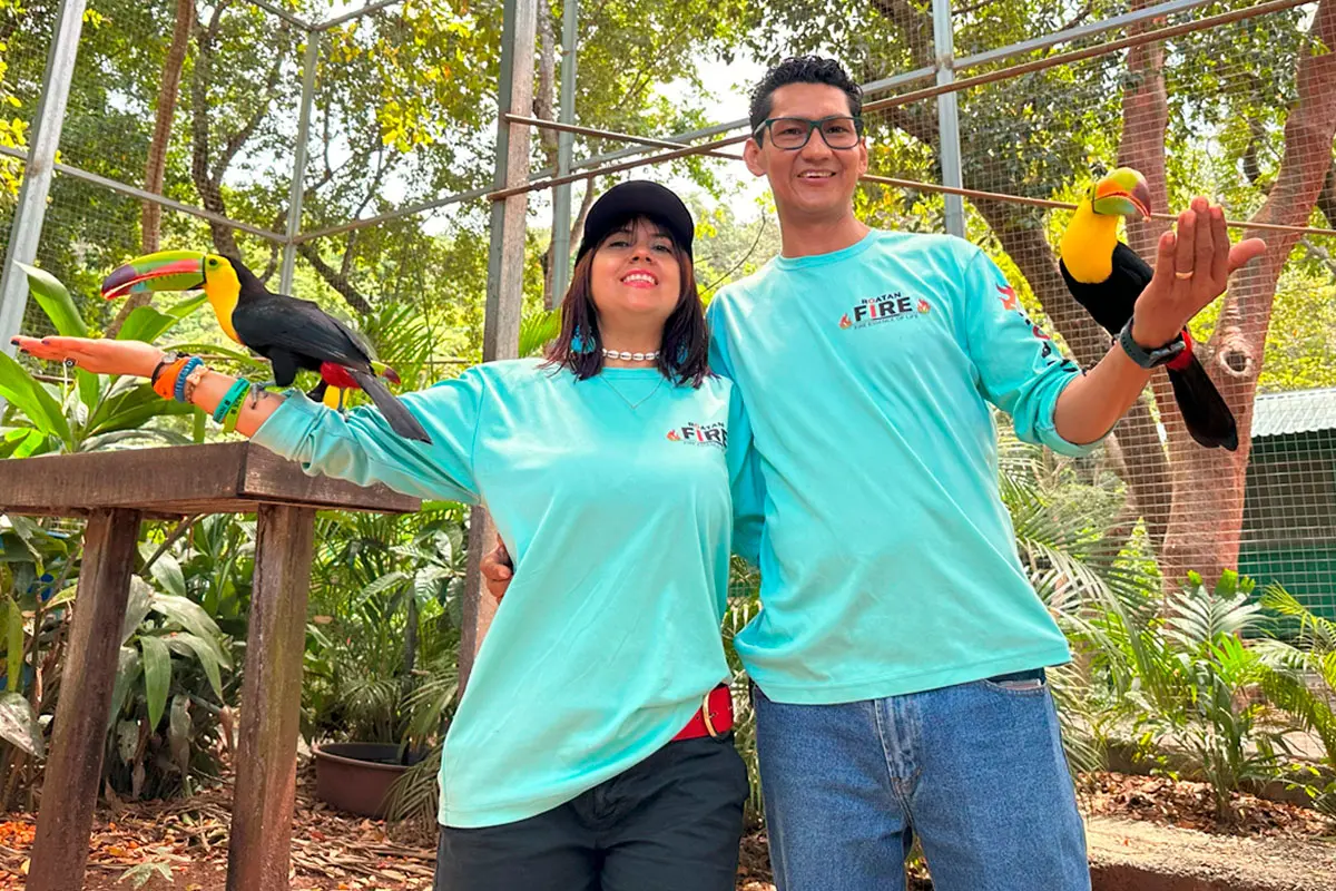 Roatan Guides & Tips 2 Ronys and Evlyn with two toucans on the Canopy, Maya Eden and Beach tour in Roatan