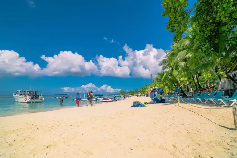 West Bay Beach, one of the stops you can add to a personalized Roatan tour